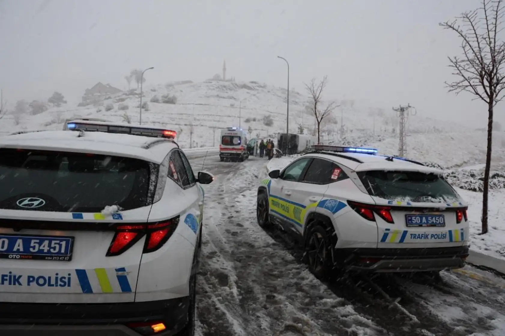 Kaza sonrası sağlık ekiplerini şemsiye ile yatarak bekledi