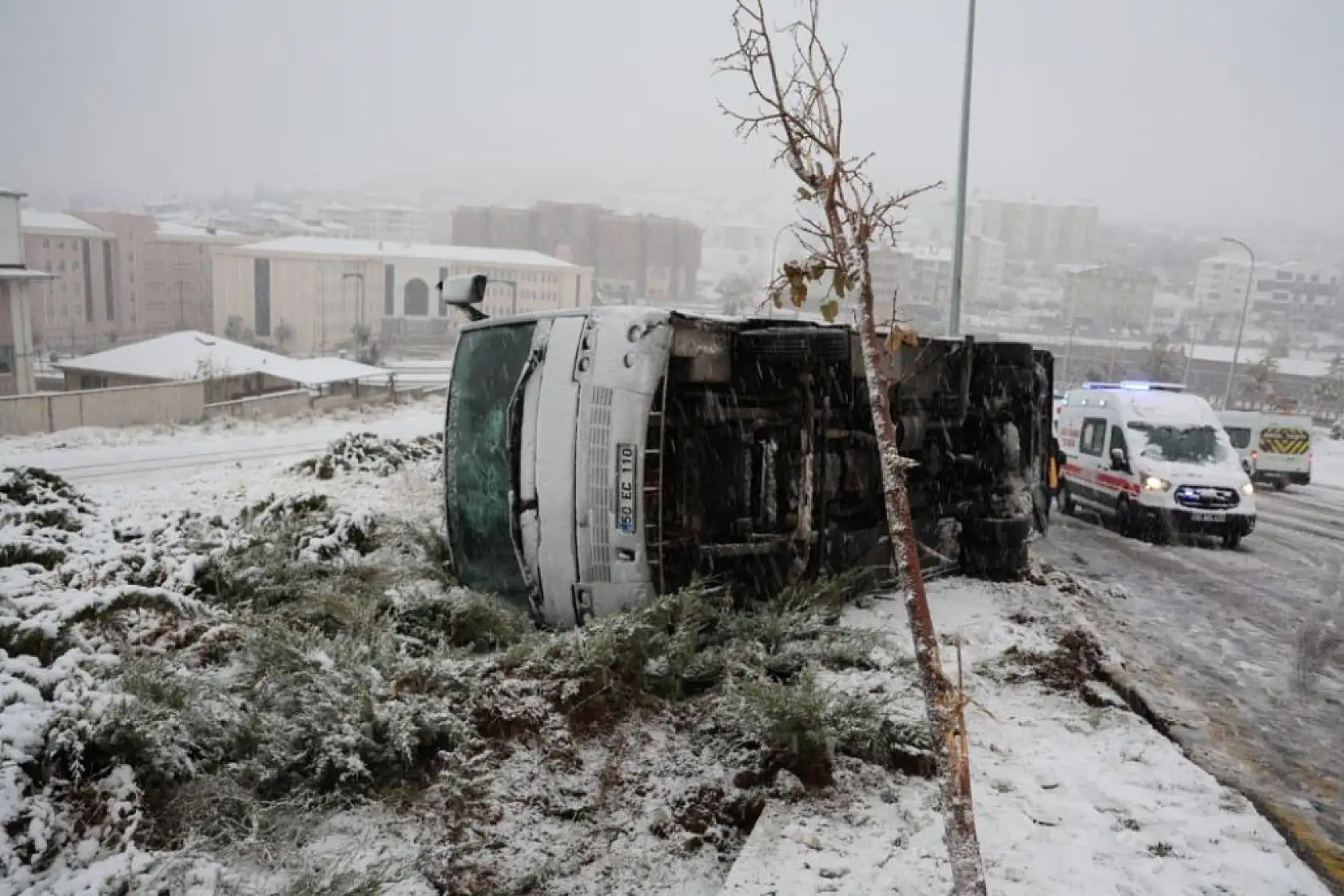 Kaza sonrası sağlık ekiplerini şemsiye ile yatarak bekledi
