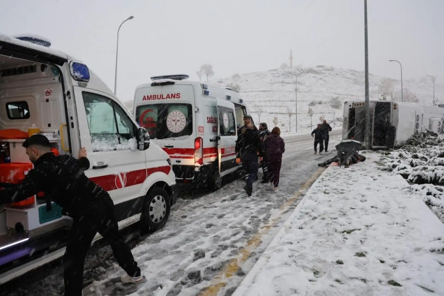 Kaza sonrası sağlık ekiplerini şemsiye ile yatarak bekledi