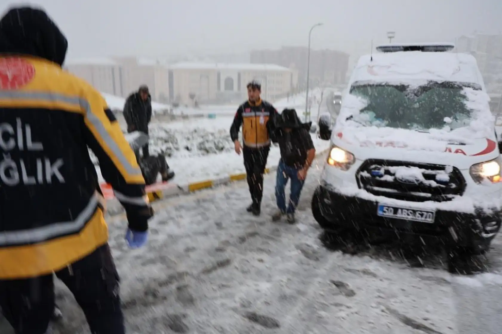 Kaza sonrası sağlık ekiplerini şemsiye ile yatarak bekledi