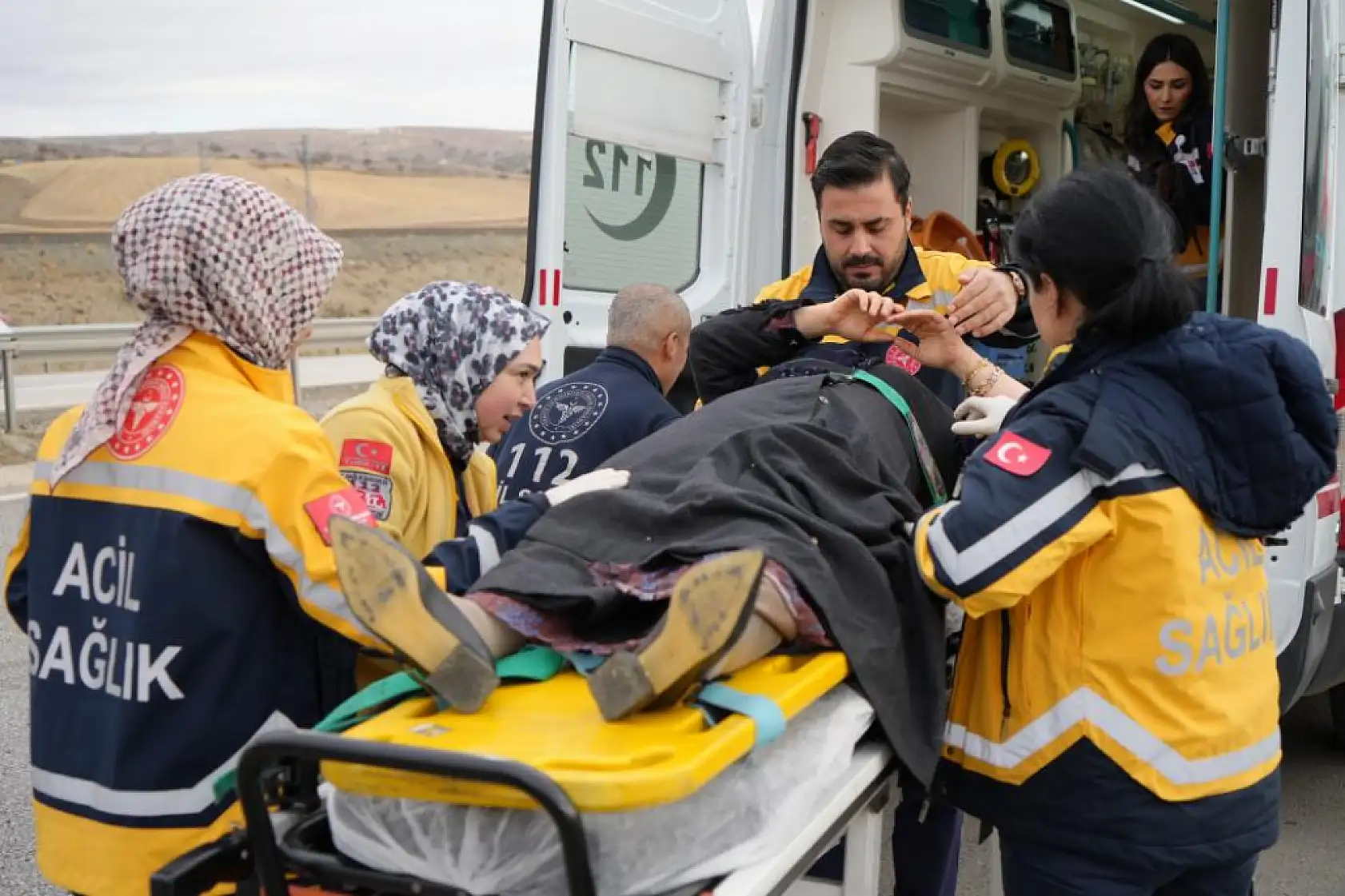 Seyir halindeki aracın çarptığı otomobil şarampole devrildi: 7 yaralı