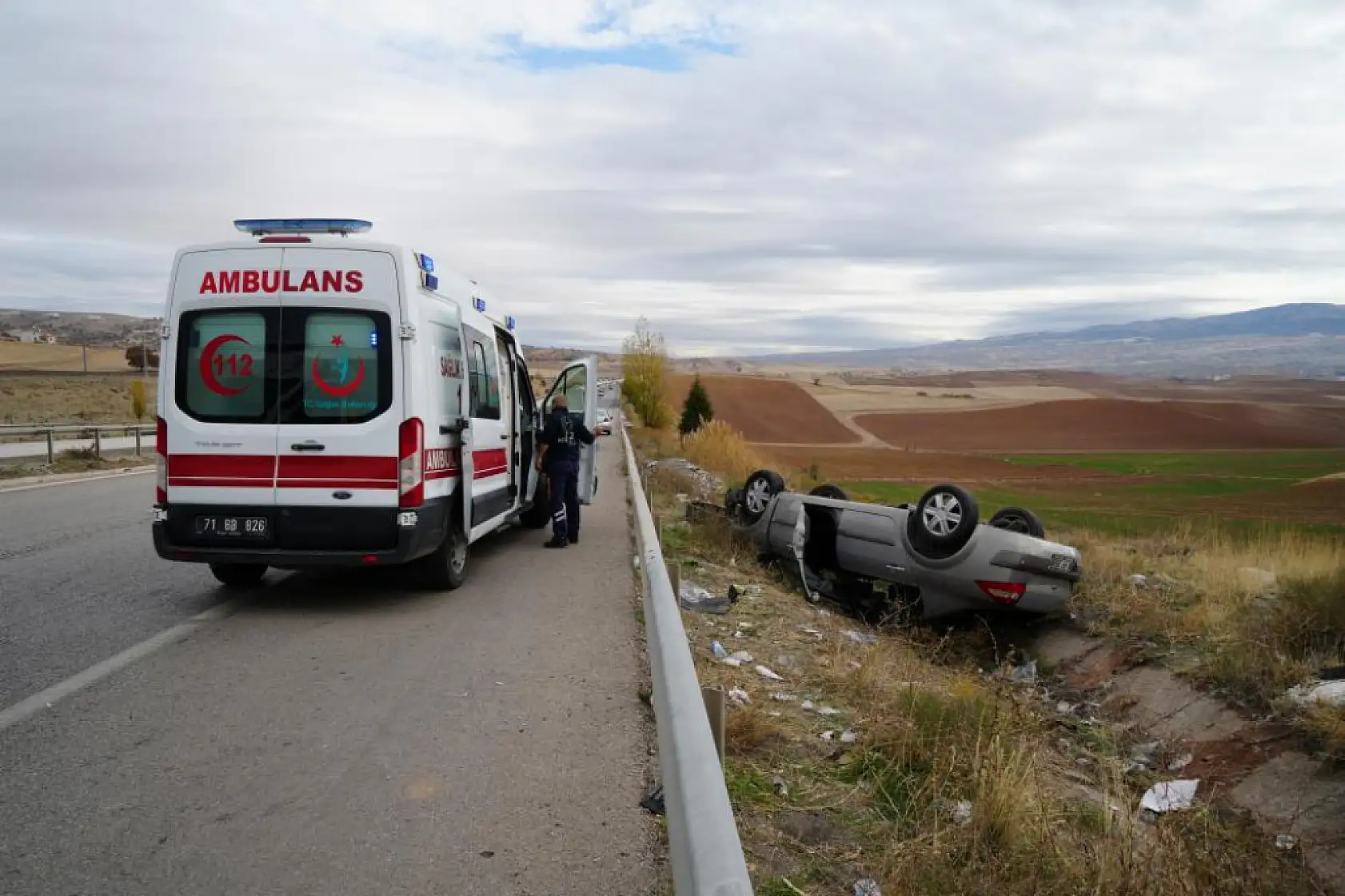 Seyir halindeki aracın çarptığı otomobil şarampole devrildi: 7 yaralı