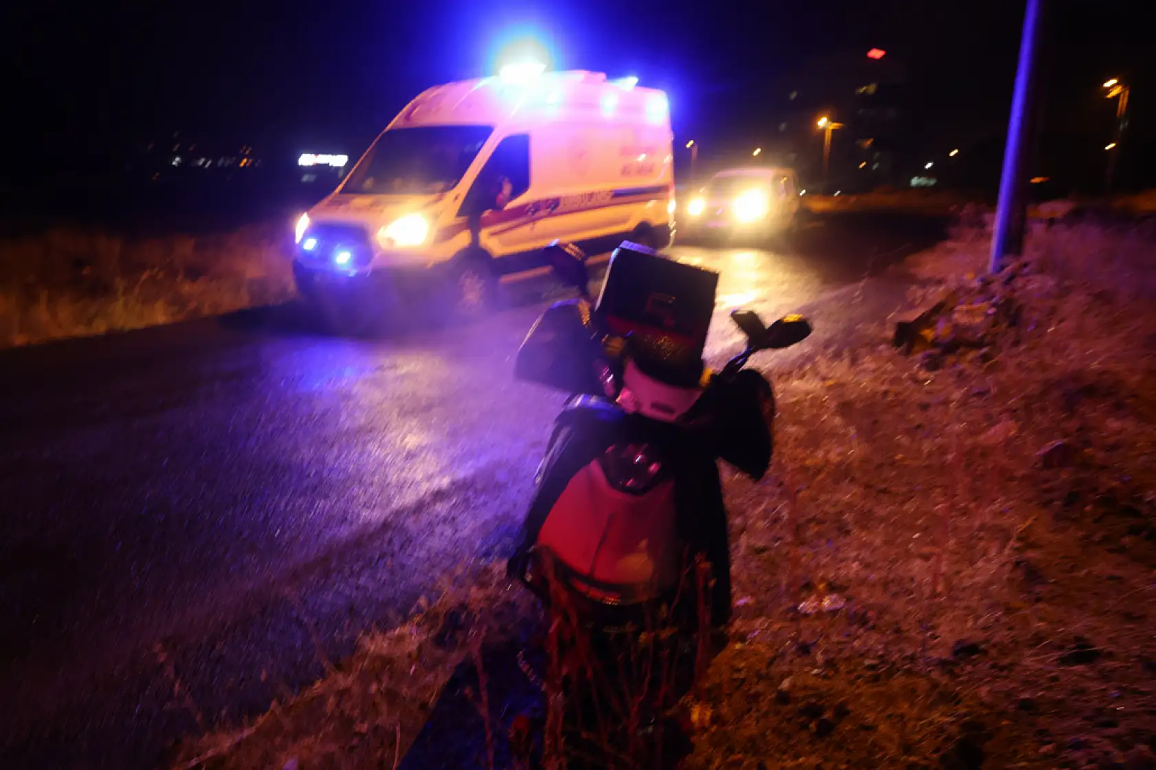 Kediye çarpmamak için ani fren yapan motosikletli yola savruldu