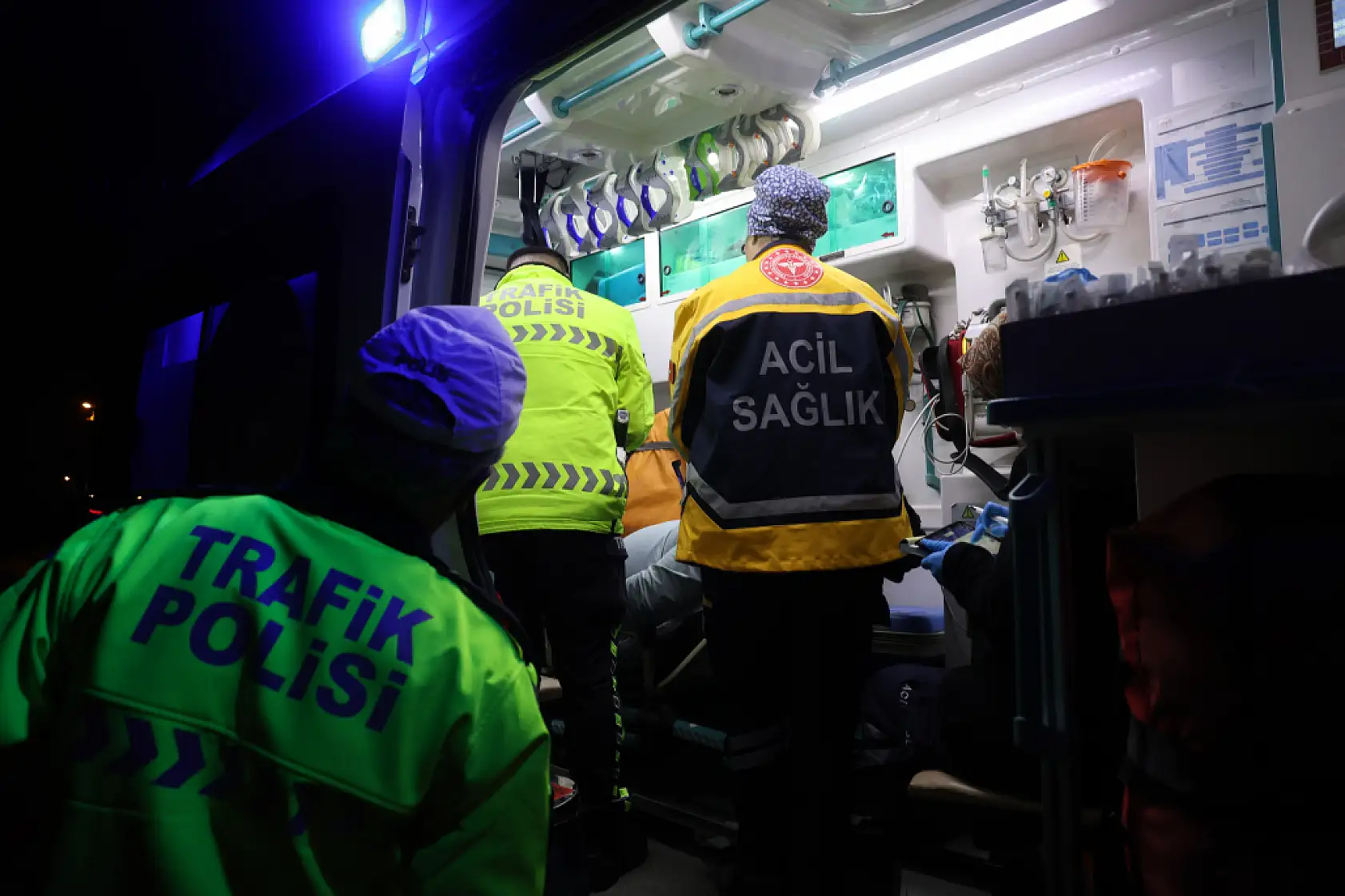 Kediye çarpmamak için ani fren yapan motosikletli yola savruldu