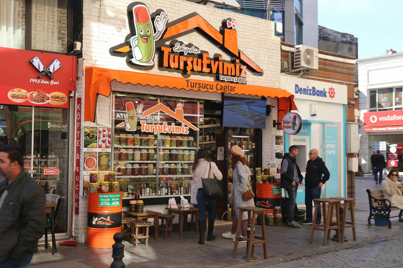 Neşeli Günler filmi gerçek oldu: Eşinin dükkanı karşısına turşucu açtı