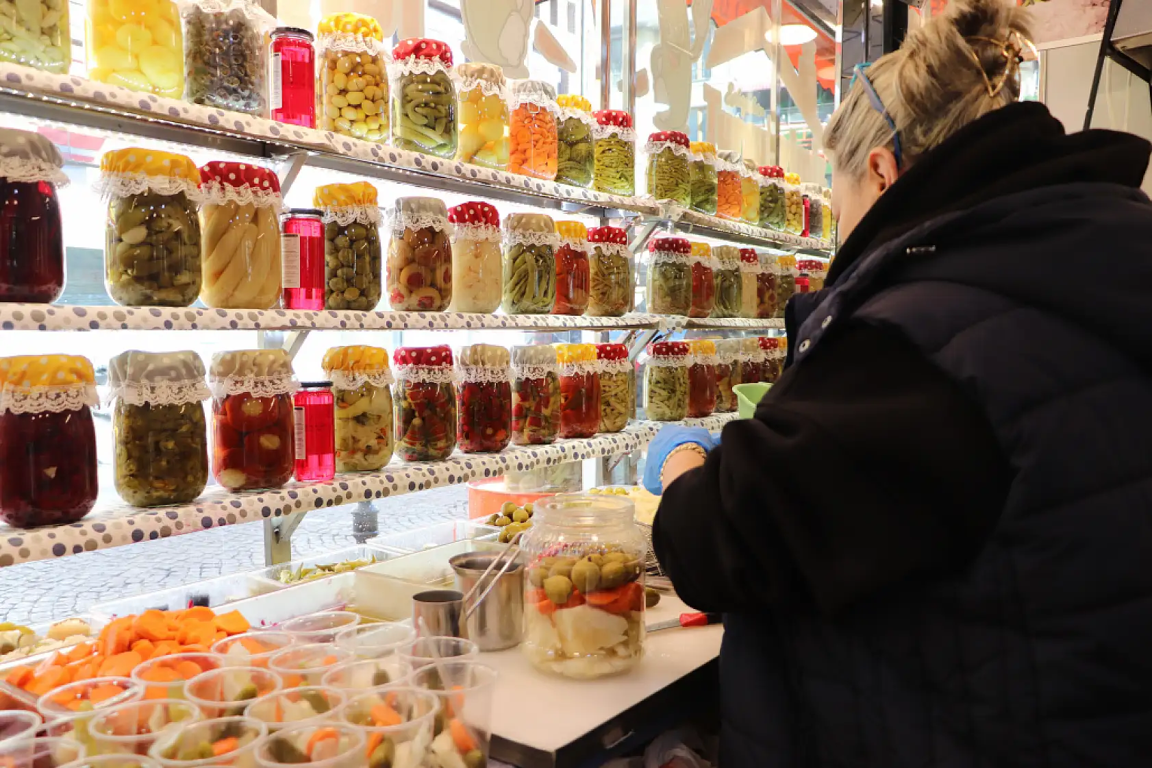 Neşeli Günler filmi gerçek oldu: Eşinin dükkanı karşısına turşucu açtı