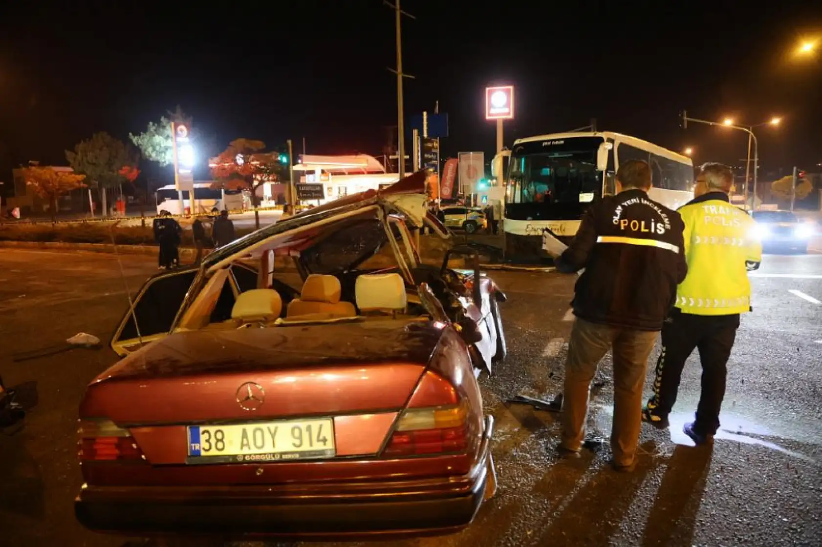 Turist Otobüsü ile Otomobil Çarpıştı: 2 Ölü, 3 Yaralı