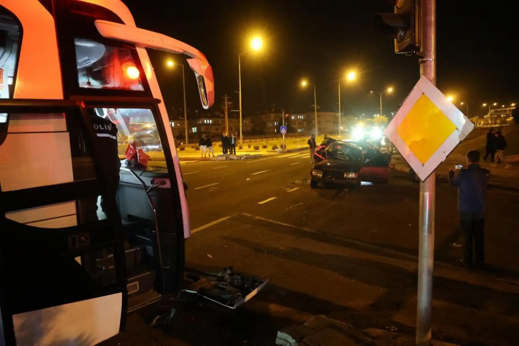 Turist Otobüsü ile Otomobil Çarpıştı: 2 Ölü, 3 Yaralı