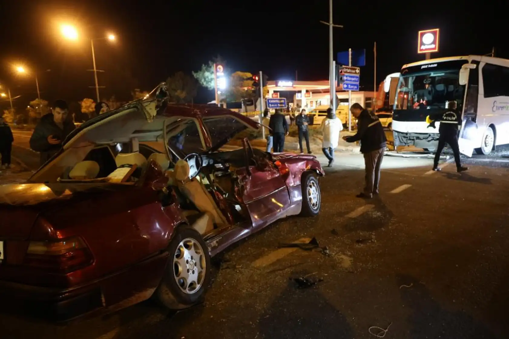 Turist Otobüsü ile Otomobil Çarpıştı: 2 Ölü, 3 Yaralı