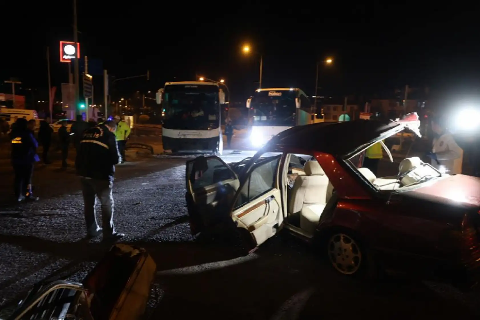 Turist Otobüsü ile Otomobil Çarpıştı: 2 Ölü, 3 Yaralı