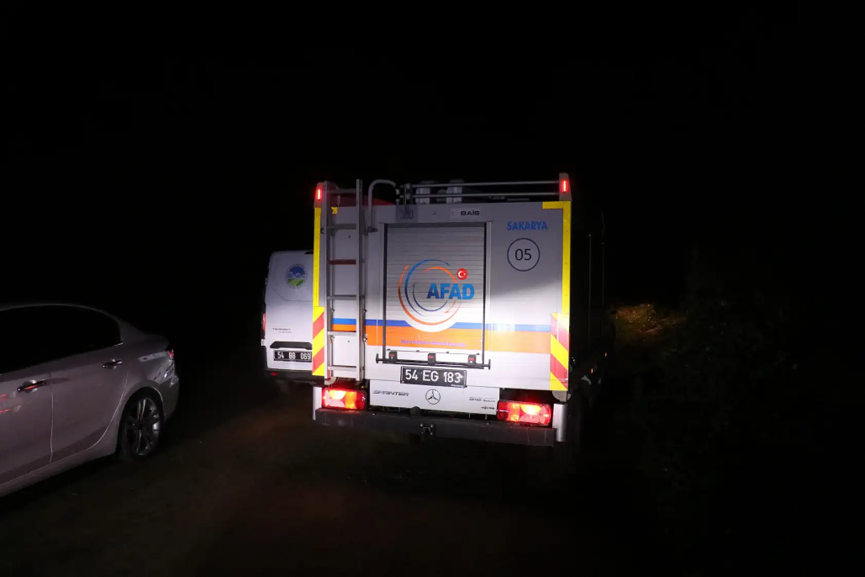 Araç yanında tüfek ve kan izleri, cesedi ise 150 metre aşağıda bulundu