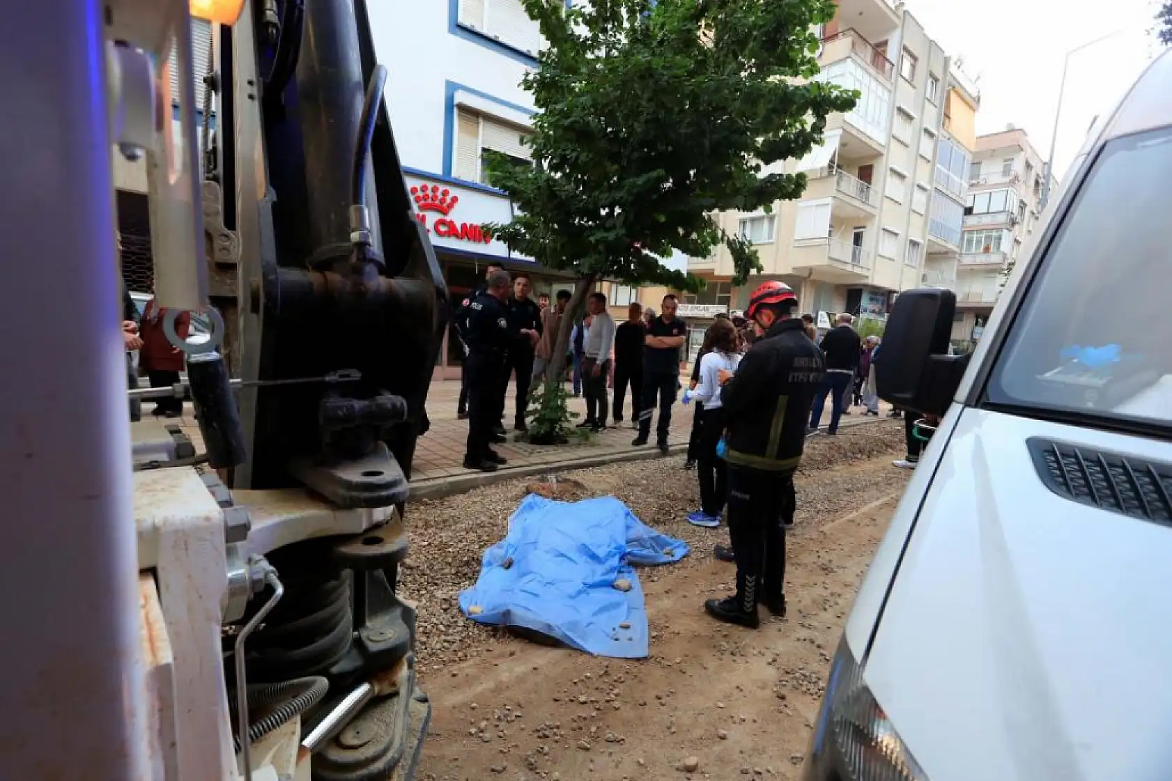 Ekmek almaya giderken kepçenin altında kalan yaşlı adam hayatını kaybetti