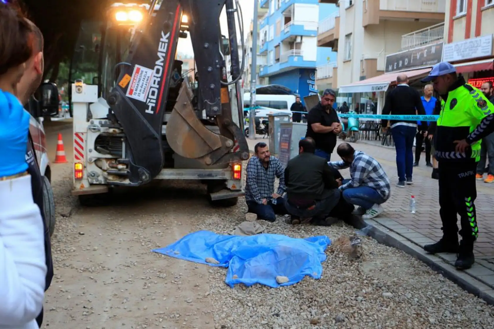 Ekmek almaya giderken kepçenin altında kalan yaşlı adam hayatını kaybetti