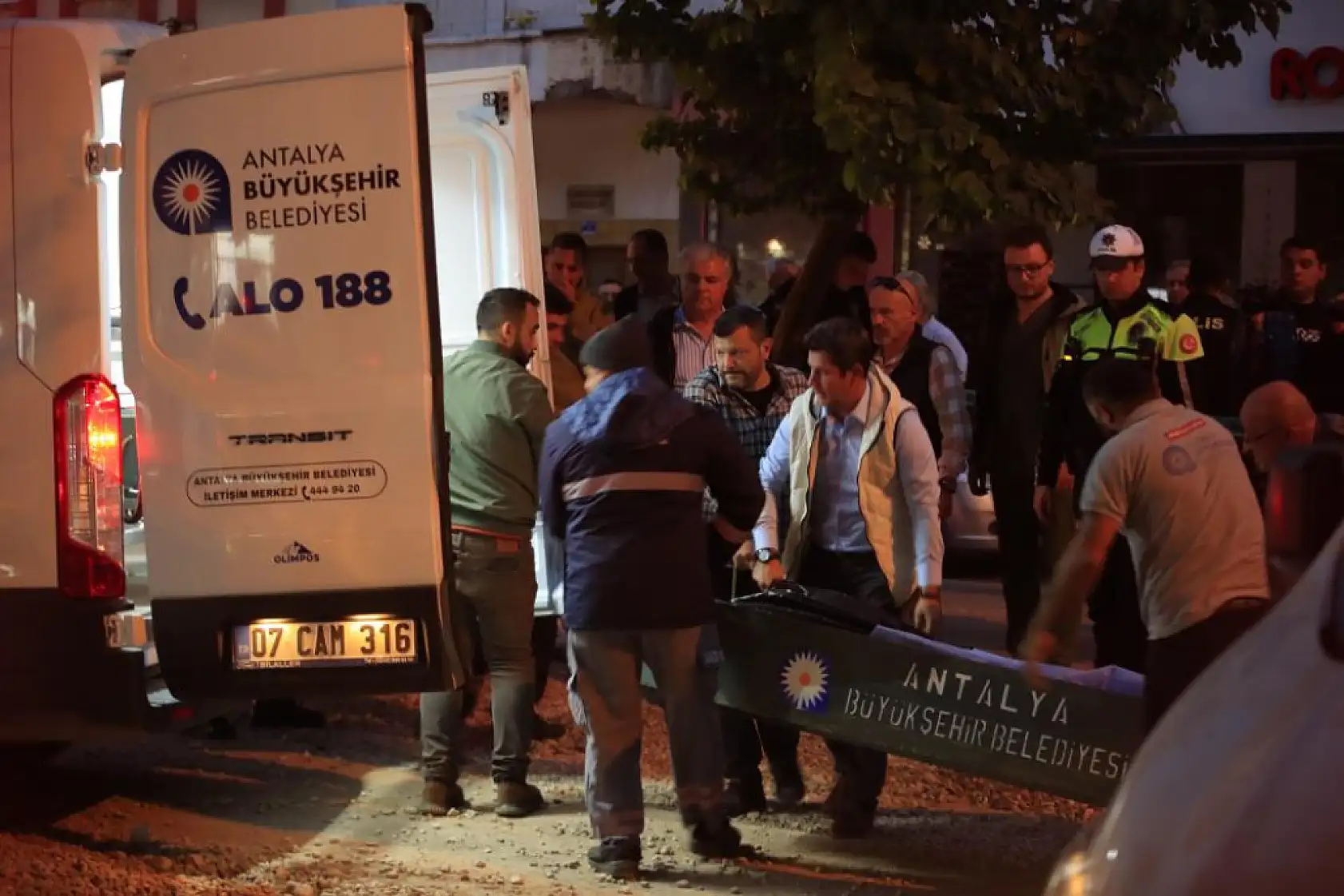 Ekmek almaya giderken kepçenin altında kalan yaşlı adam hayatını kaybetti