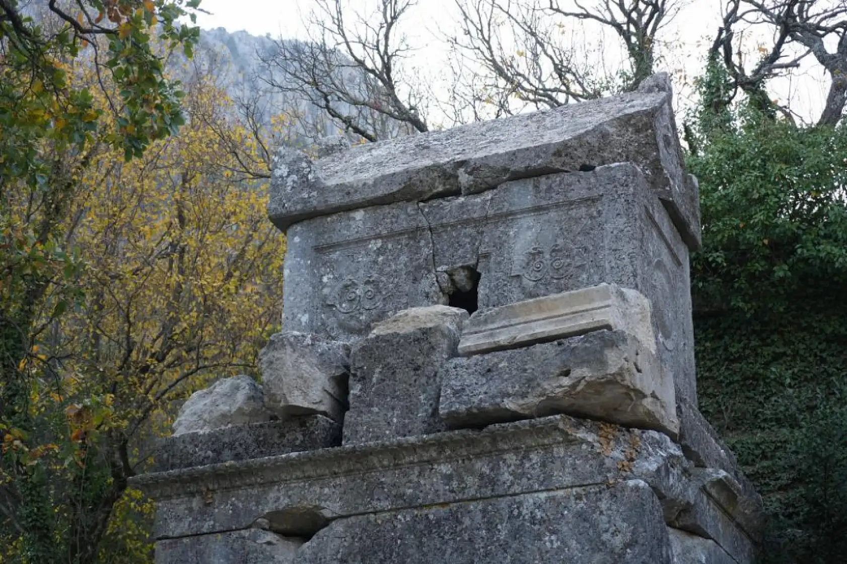 Termessos'ta ilk kazıda dans eden kadınlar mezarı, Antiochis'in anıt mezarı ve figürlü lahit parçaları ortaya çıkarıldı