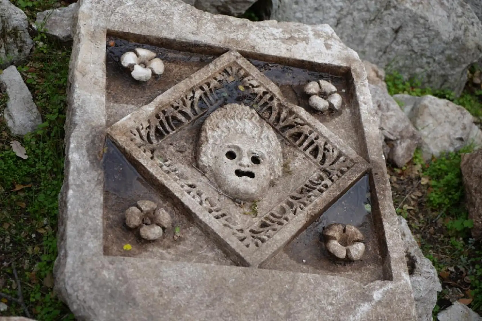 Termessos'ta ilk kazıda dans eden kadınlar mezarı, Antiochis'in anıt mezarı ve figürlü lahit parçaları ortaya çıkarıldı