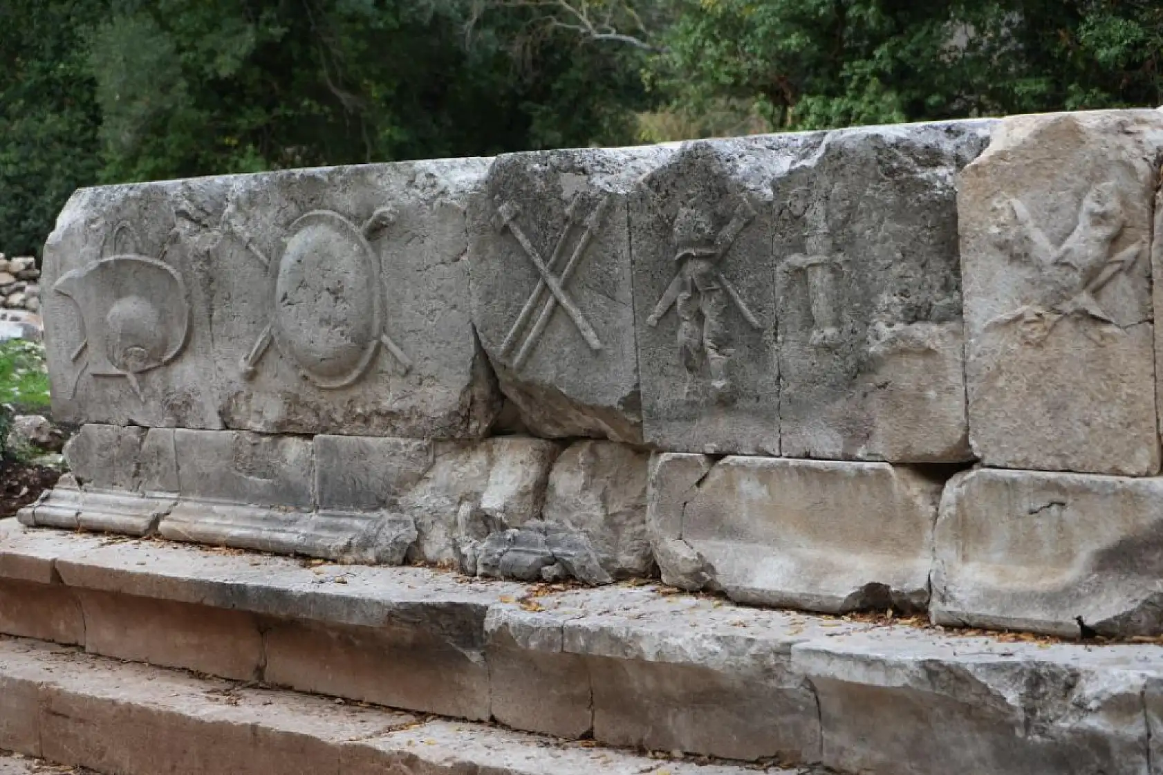 Termessos'ta ilk kazıda dans eden kadınlar mezarı, Antiochis'in anıt mezarı ve figürlü lahit parçaları ortaya çıkarıldı