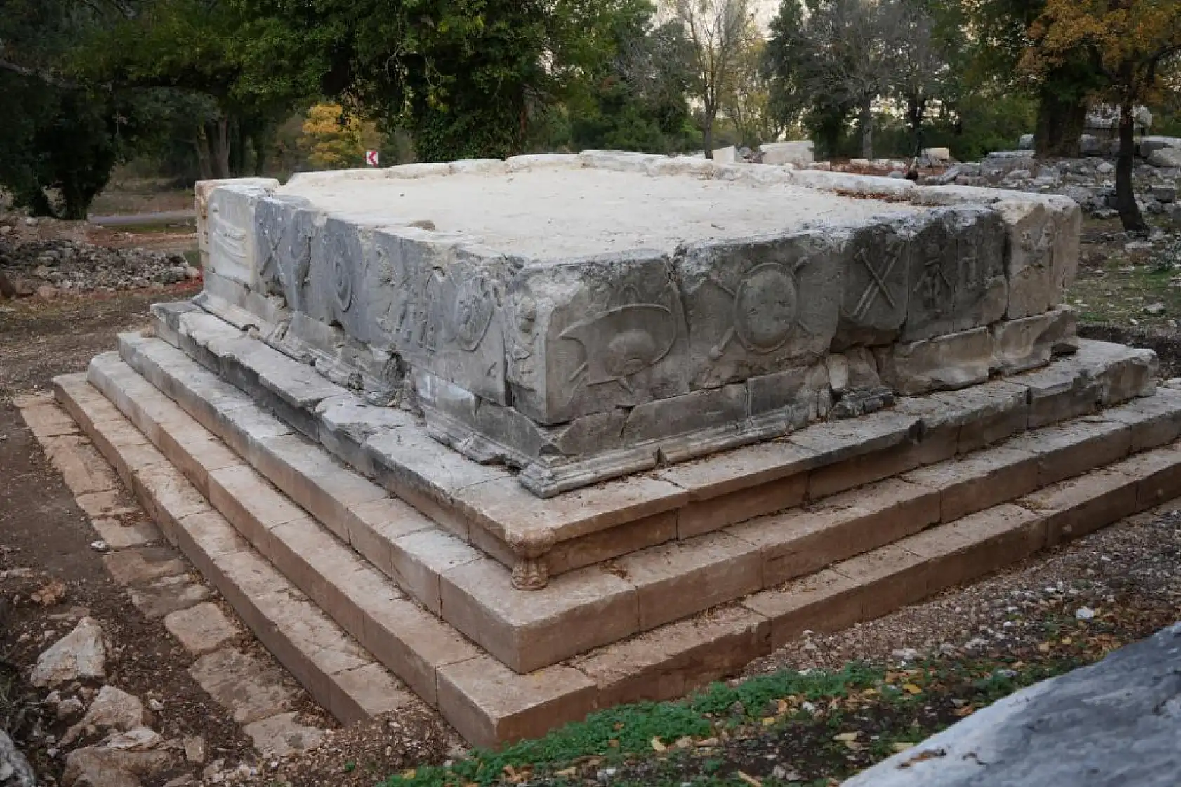 Termessos'ta ilk kazıda dans eden kadınlar mezarı, Antiochis'in anıt mezarı ve figürlü lahit parçaları ortaya çıkarıldı