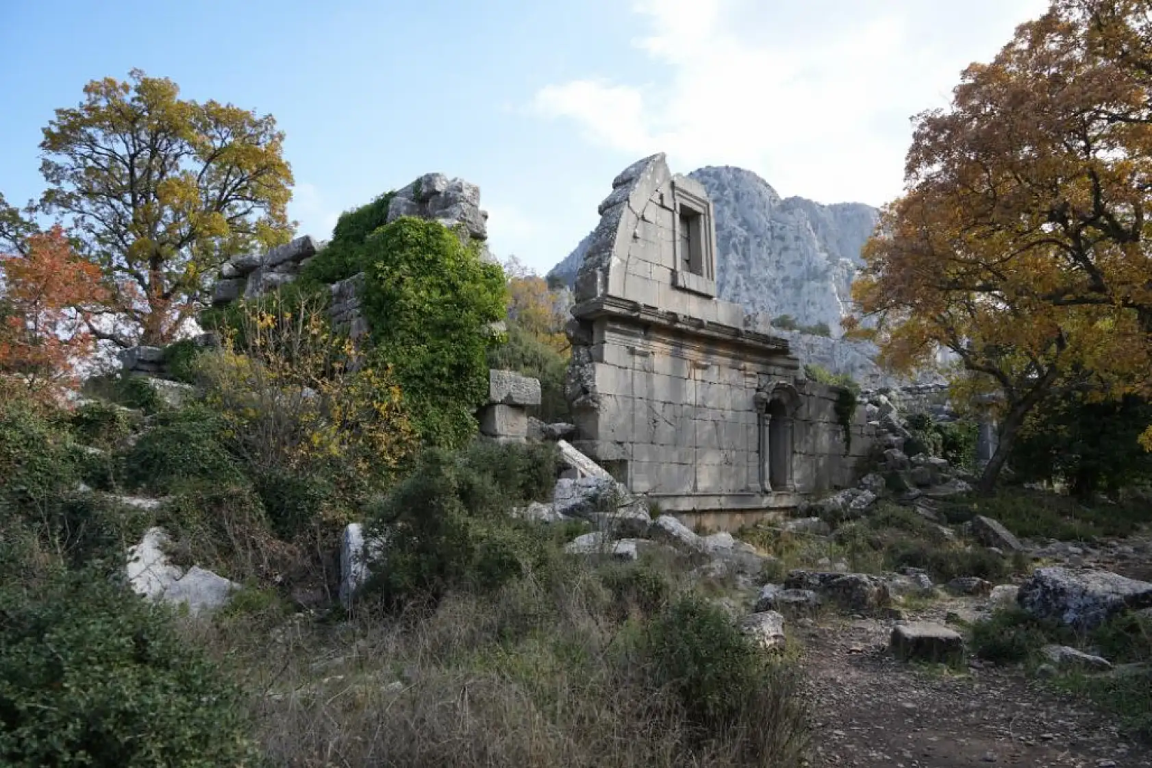 Termessos'ta ilk kazıda dans eden kadınlar mezarı, Antiochis'in anıt mezarı ve figürlü lahit parçaları ortaya çıkarıldı