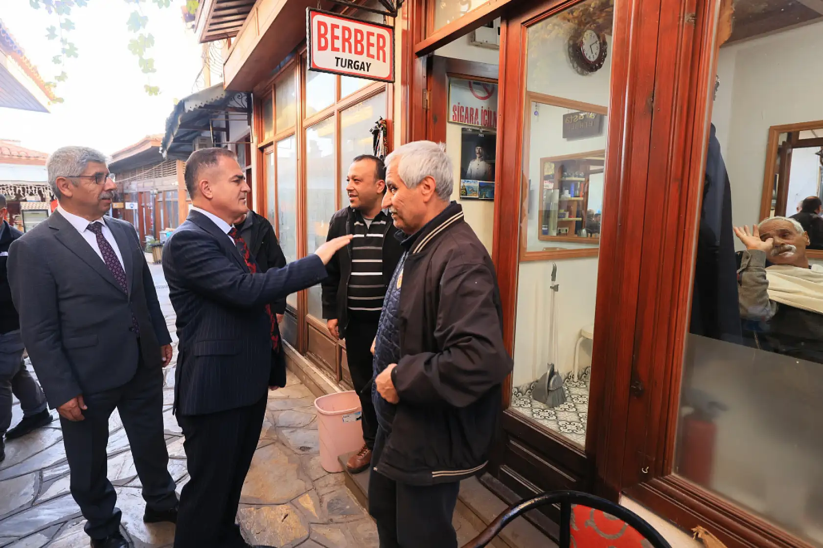 Vali Akbıyık ve Rektör Kaçar tarihi Arasta esnafını ziyaret etti