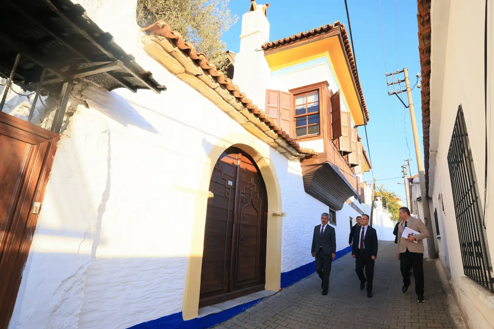 Vali Akbıyık ve Rektör Kaçar tarihi Arasta esnafını ziyaret etti