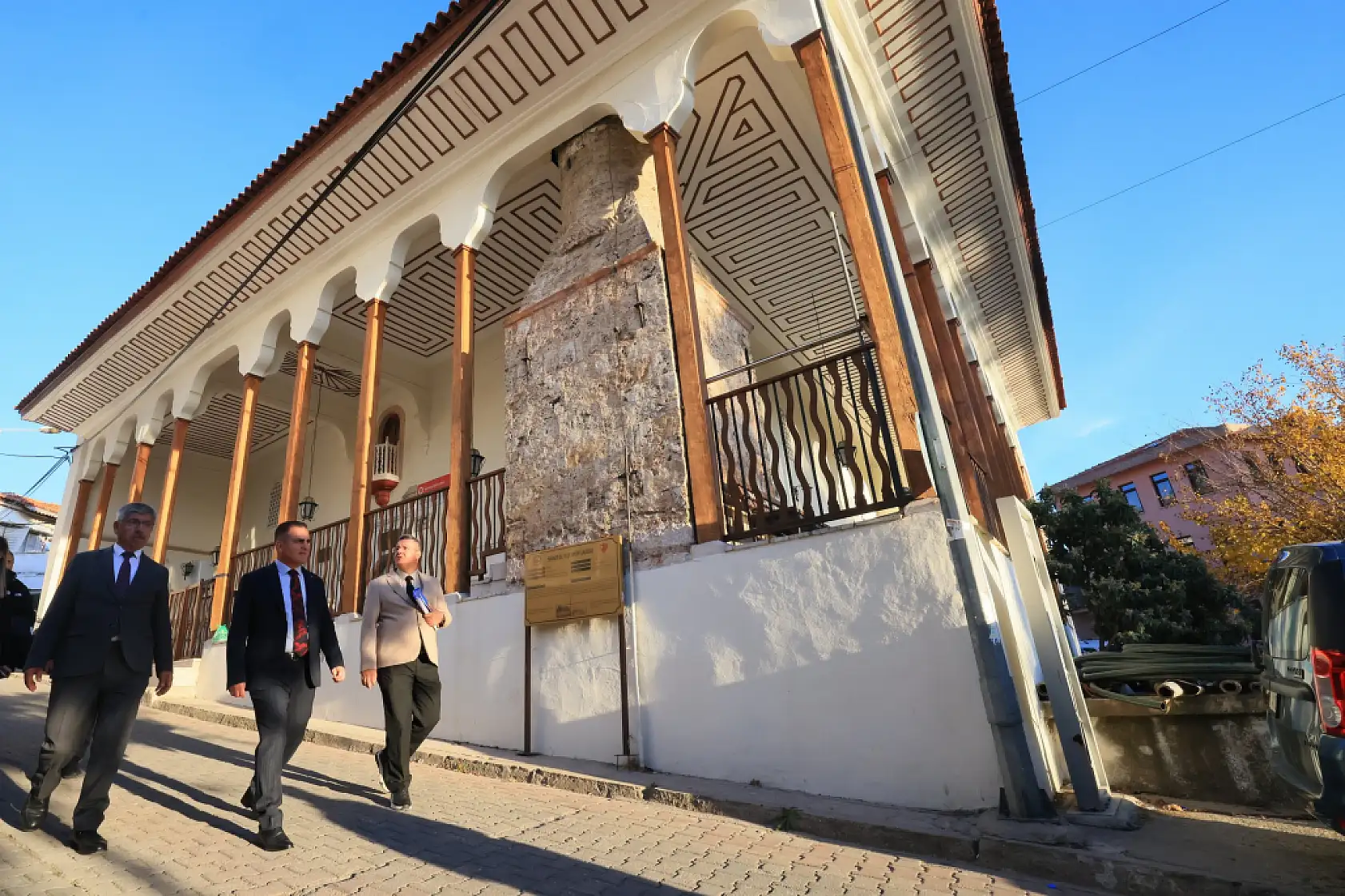 Vali Akbıyık ve Rektör Kaçar tarihi Arasta esnafını ziyaret etti