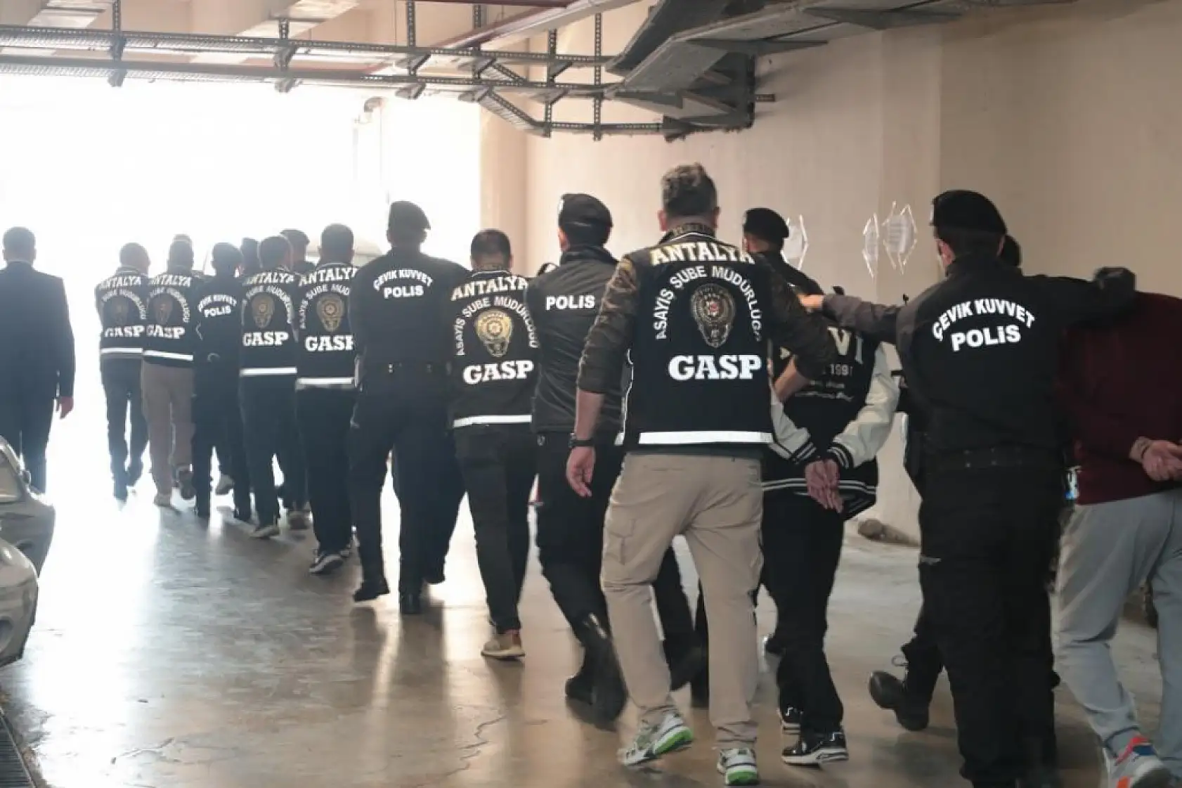 Sosyal medyadan sahte kadın profiliyle kandırdıkları erkeklere eğlence mekanında 10 kat hesap ödetmişler