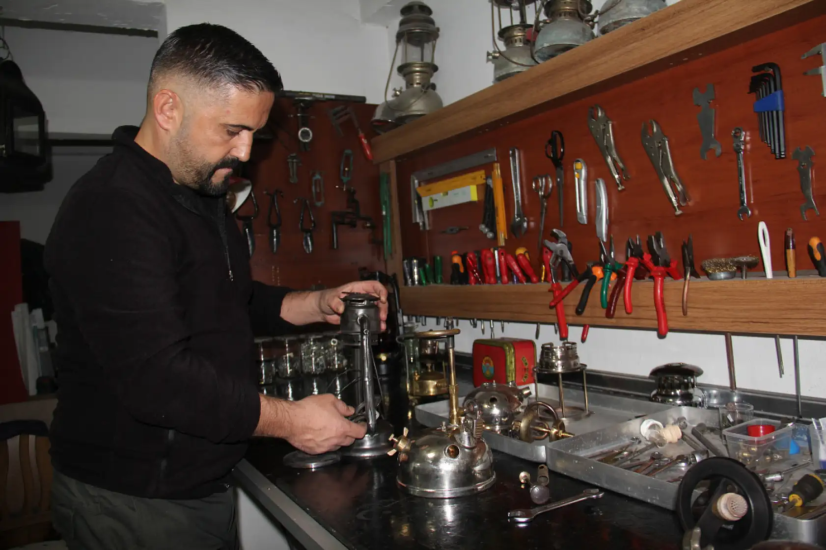 Asırlık lambalara yeniden ışık veriyor