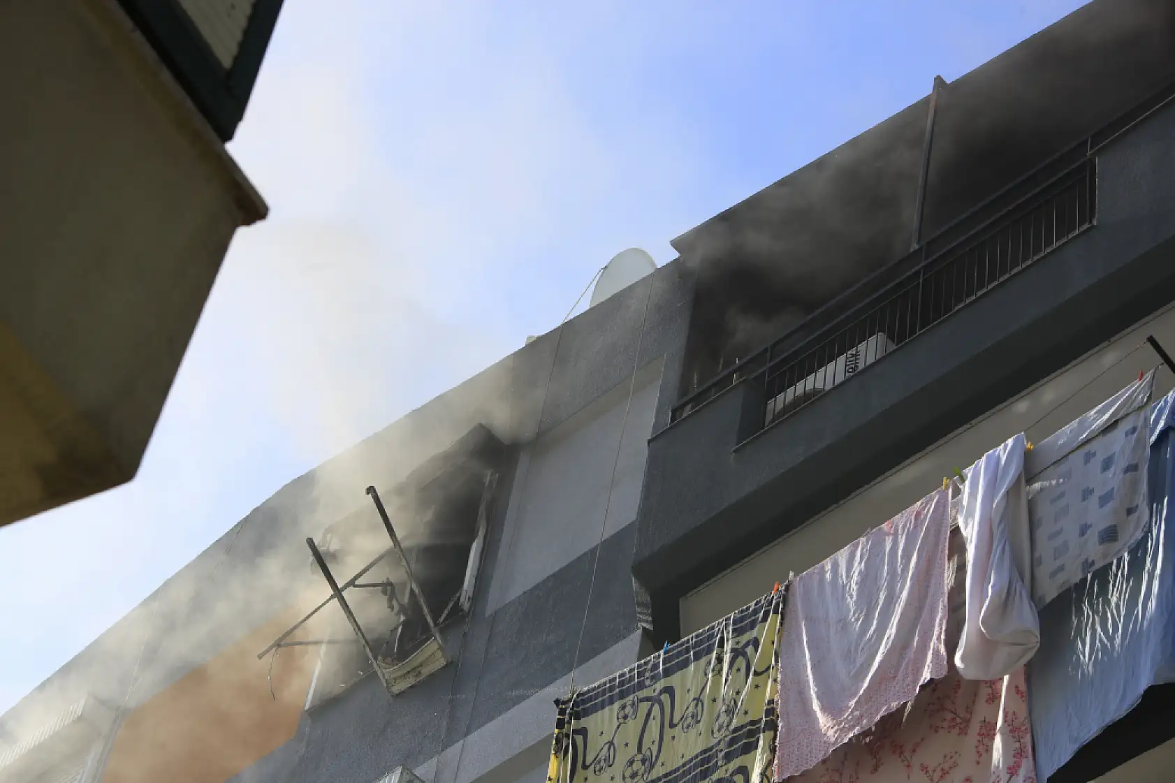 Teras katta çıkan yangın paniğe neden oldu