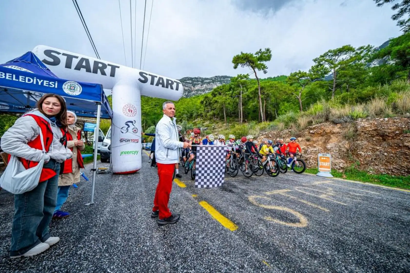 Muğla'da 100 sporcu zorlu parkurda ter döktü