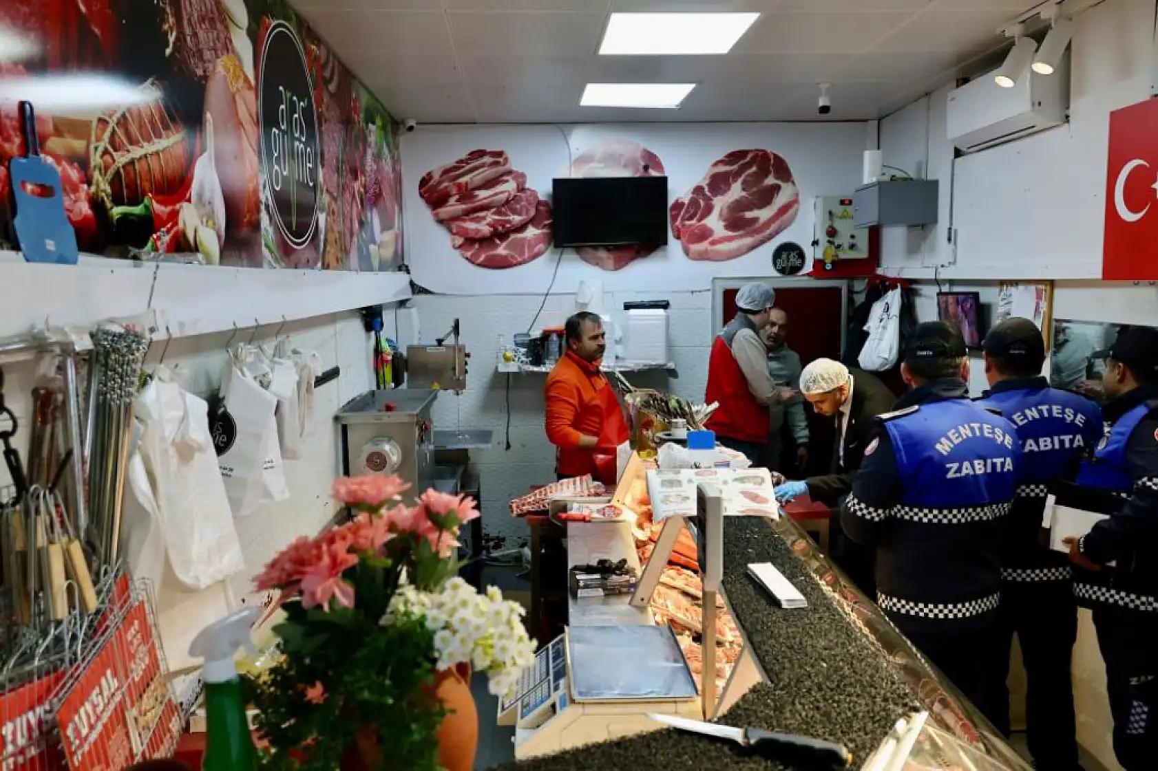 Menteşe'de zincir market ve kasaplara kapsamlı gıda denetimi