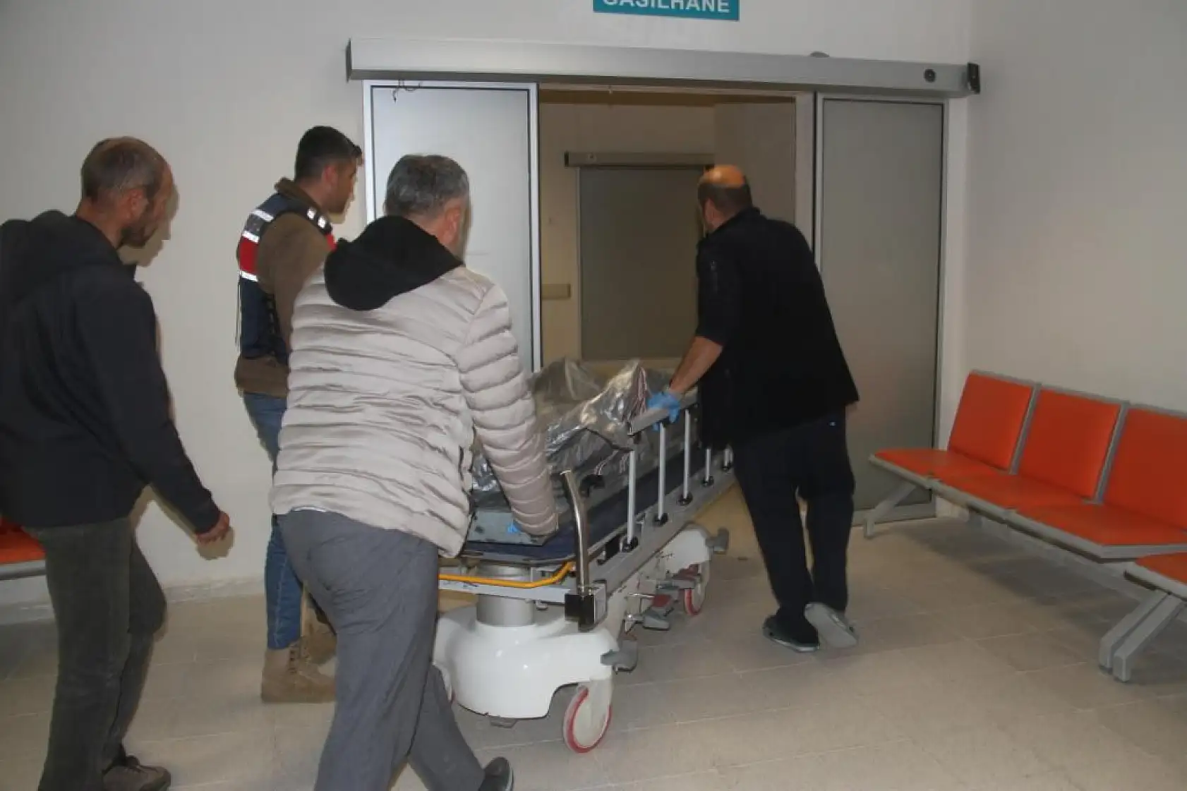 Husumetlileri tarafından, 7 yaşındaki oğlunun gözü önünde vurularak öldürüldü