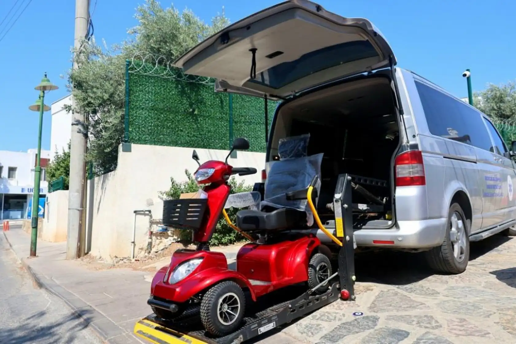 Bodrum Belediyesi'nden akülü sandalye, bakım ve onarım desteği