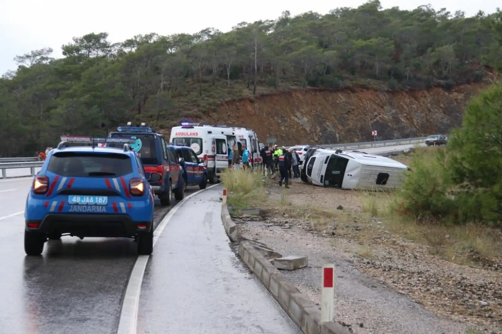 Muğla Fethiye Karayolu'nda Yolcu Minibüsü Devrildi: 7 Yaralı