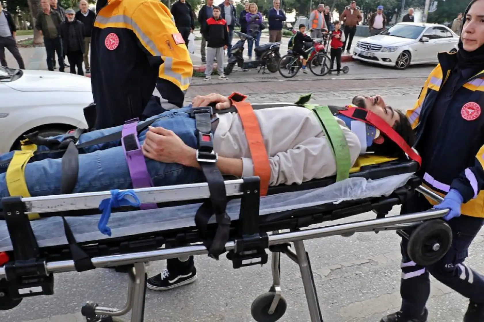 Taksi ile çarpışan motosikletli gençler metrelerce sürüklendi