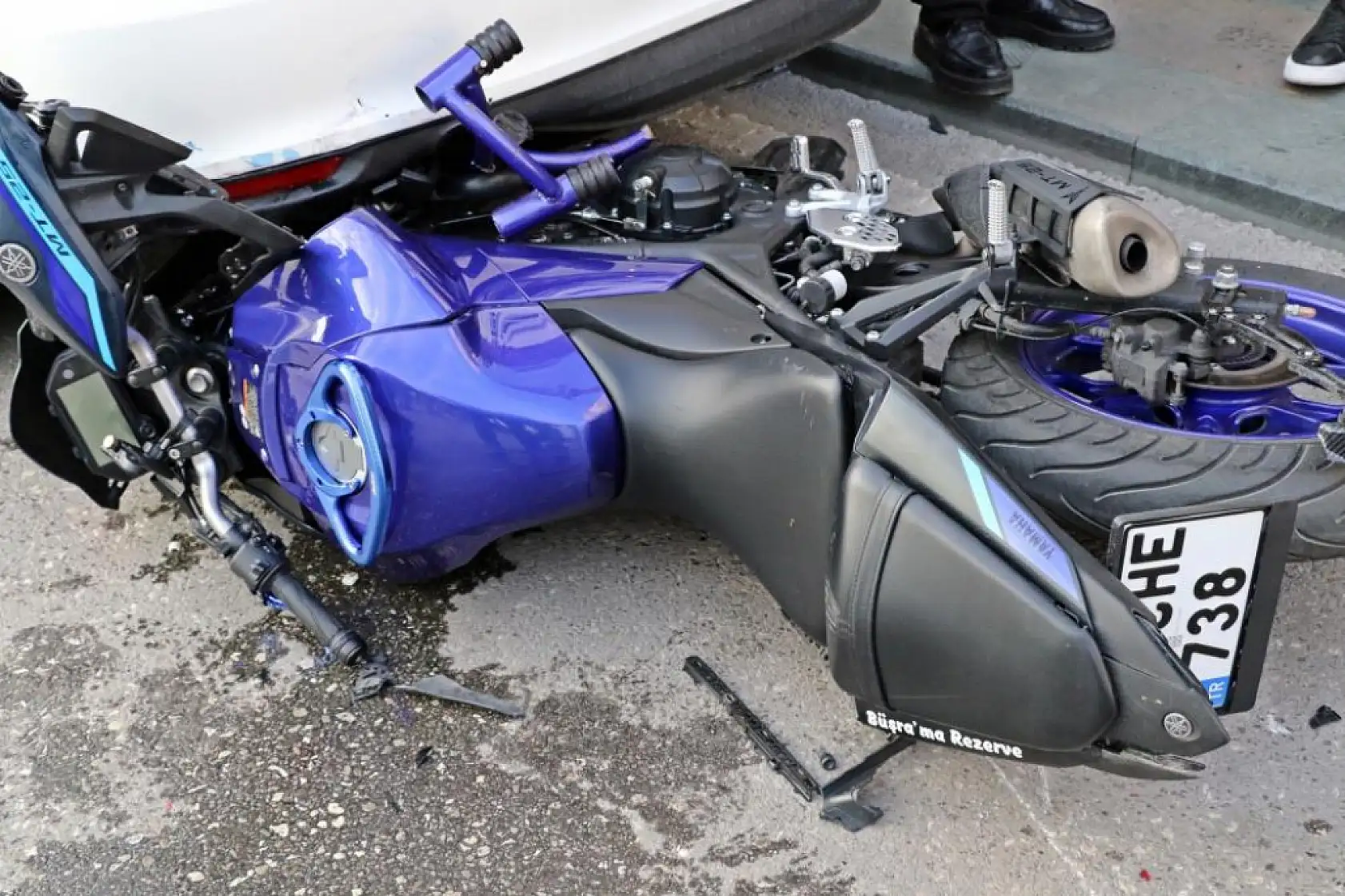 Taksi ile çarpışan motosikletli gençler metrelerce sürüklendi