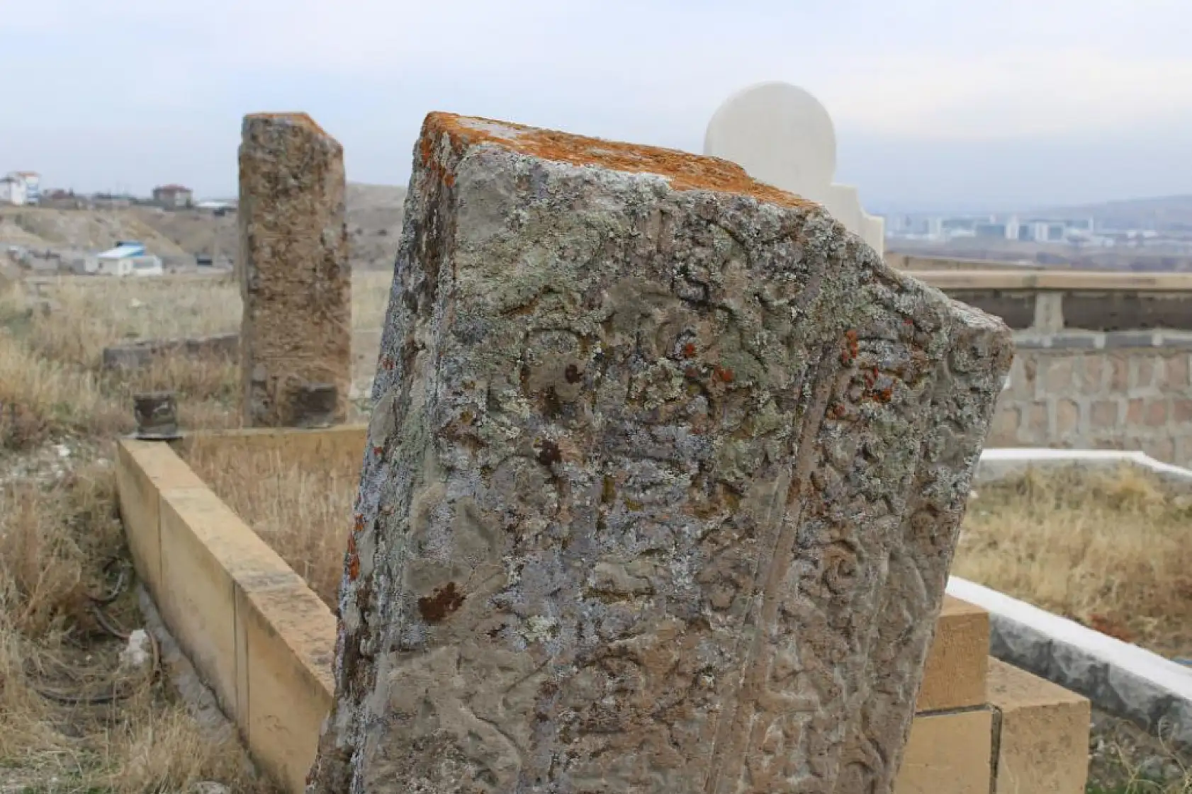 Mezarlıktaki esrarengiz taş