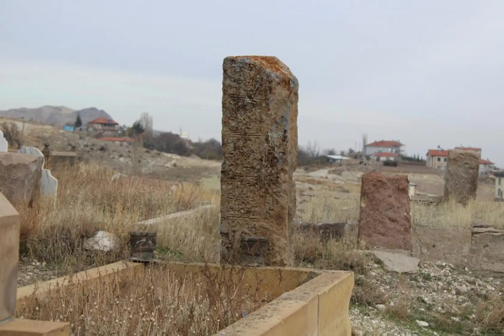 Mezarlıktaki esrarengiz taş