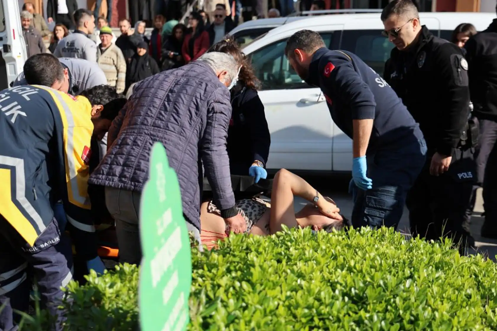 Boşanma duruşmasından çıktı, eşini sırtından bıçakladı