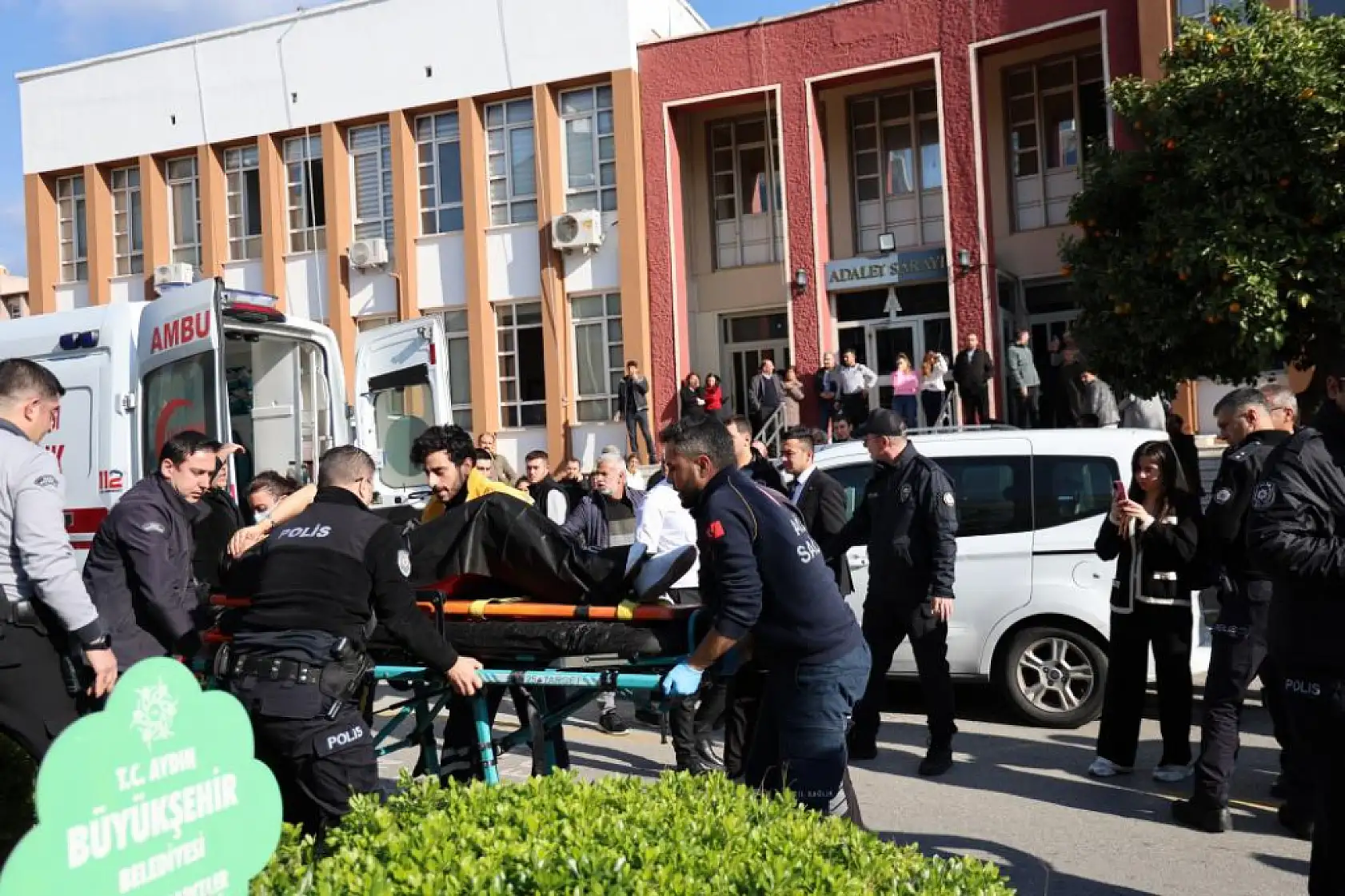 Boşanma duruşmasından çıktı, eşini sırtından bıçakladı