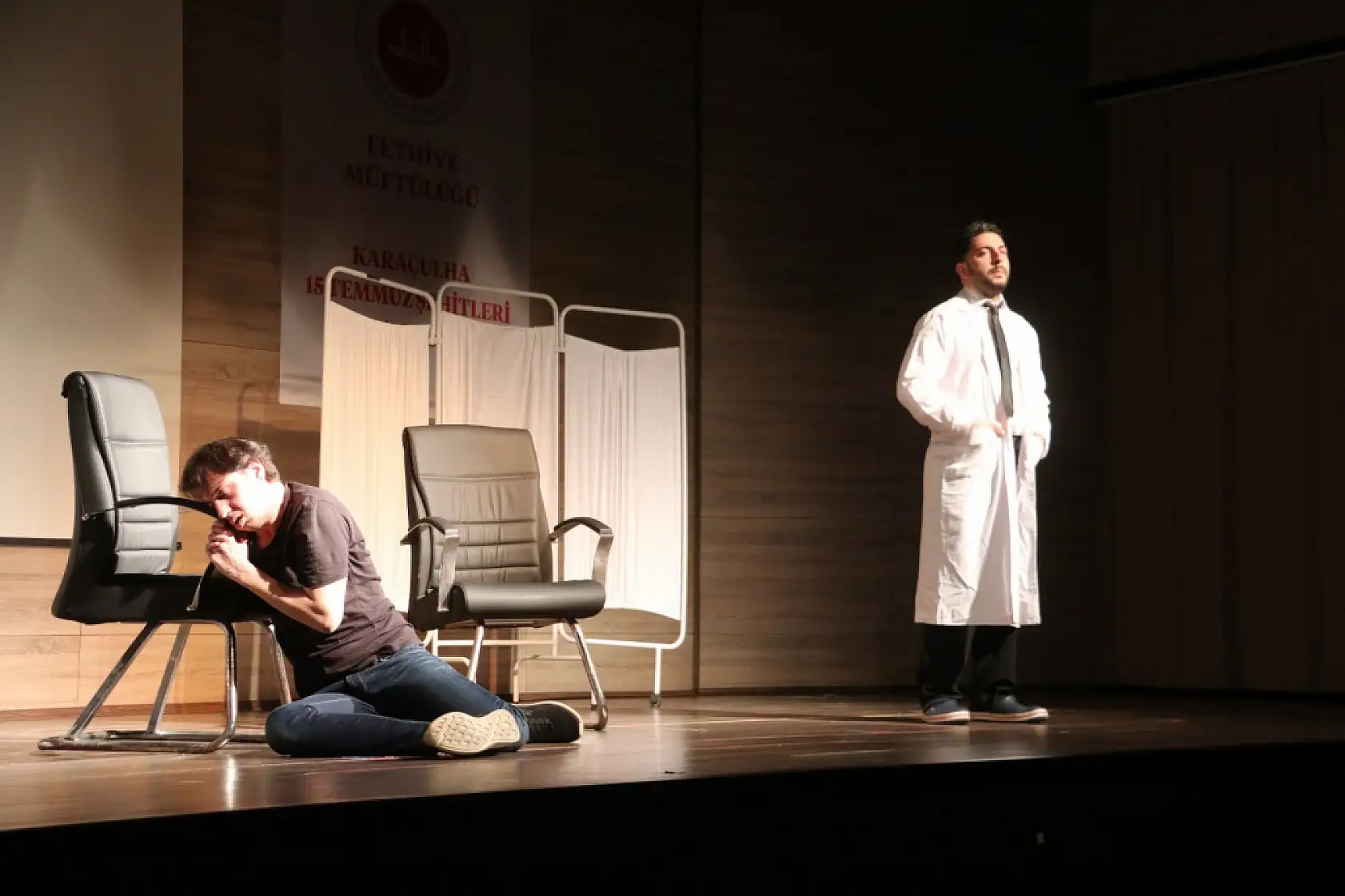 Bağımlılık farkındalığı tiyatro oyunu Fethiye'de ilgiyle izlendi