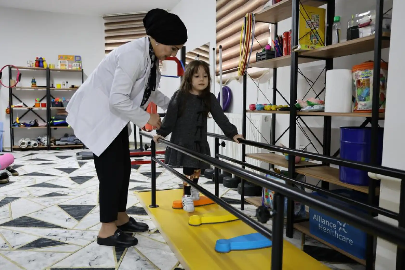 Başını dahi kontrol edemiyordu, bale gösterisi yapmaya başladı