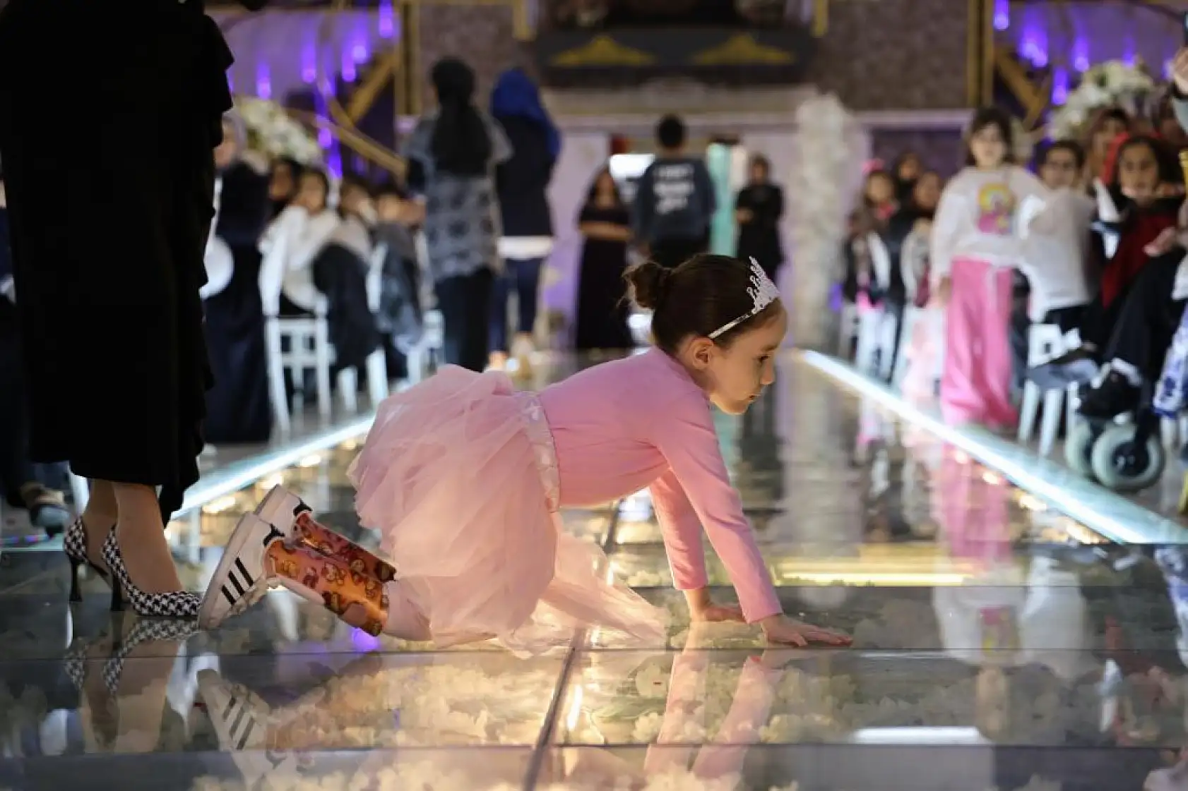 Başını dahi kontrol edemiyordu, bale gösterisi yapmaya başladı