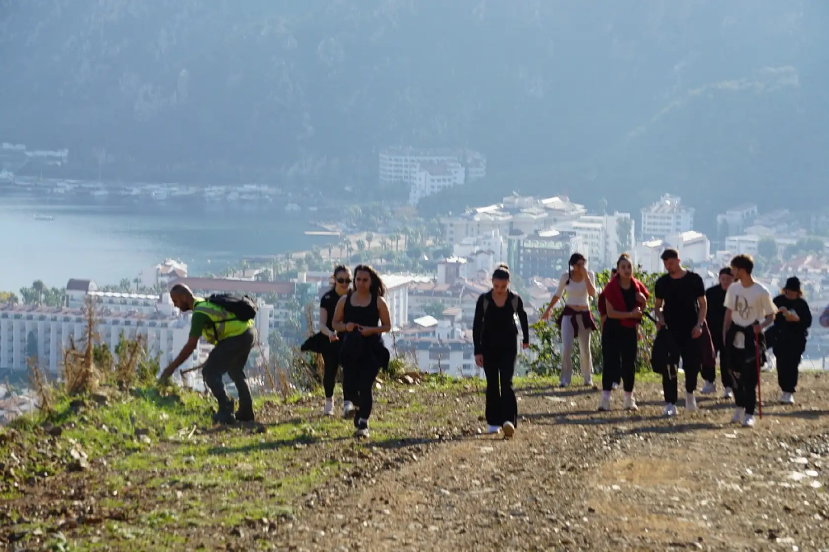 KYK'lı öğrencilerden ve derneklerden yangın sonrası Marmaris'e can suyu