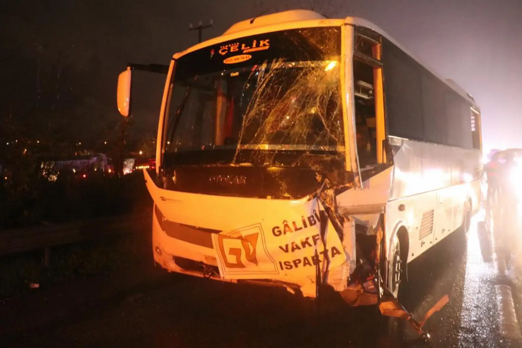 D 650 Karayolu'nda 6 aracın karıştığı kazada 12 kişi yaralandı