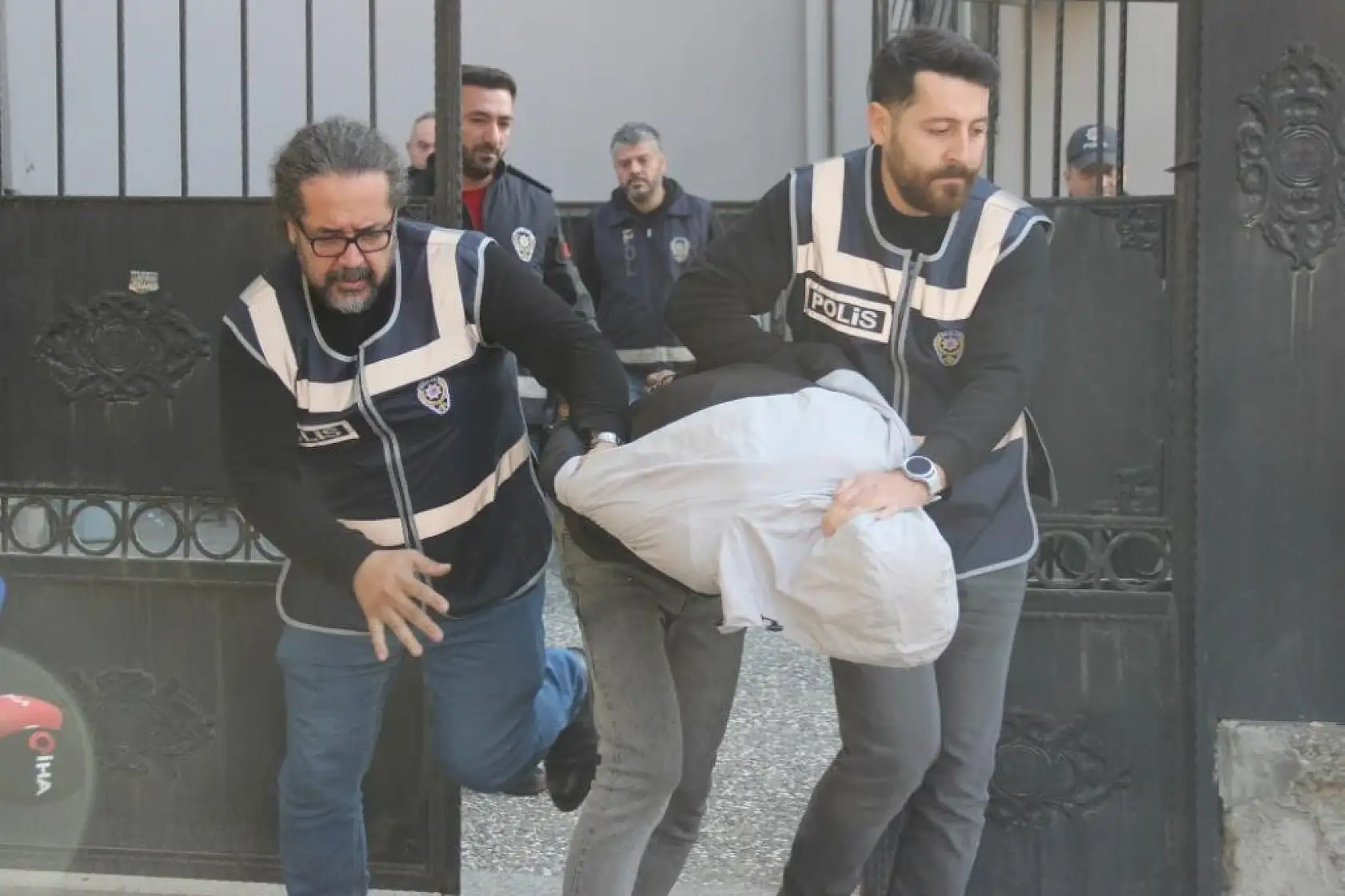 Çocuklarının boğazına bıçak dayayan o babaya tahliye