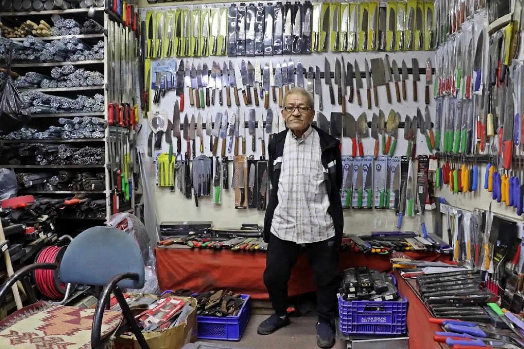 Bıçak bileme ustası mesleğini yaşatıyor, 50-60 bin liraya çırak bulamıyor