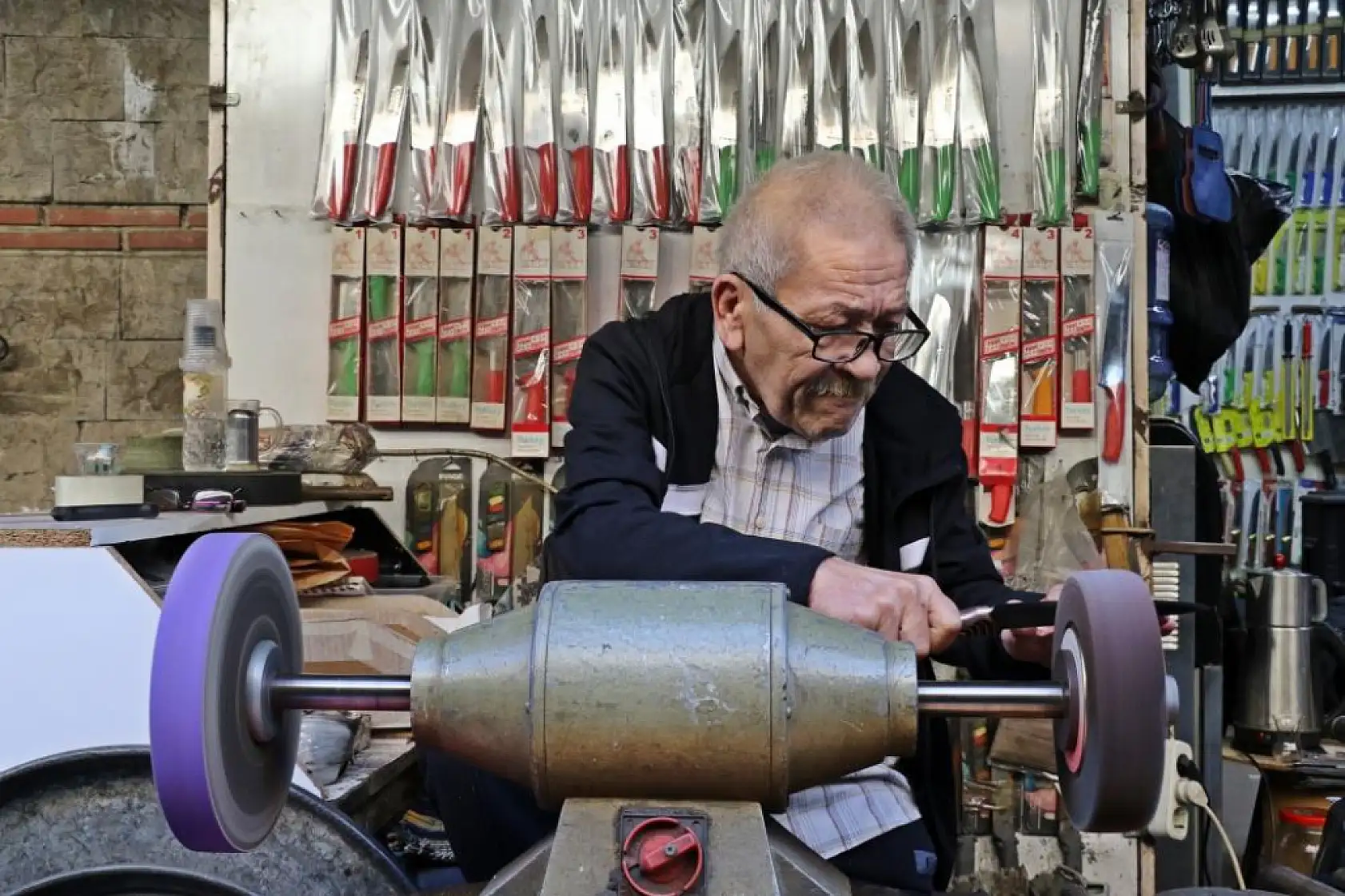Bıçak bileme ustası mesleğini yaşatıyor, 50-60 bin liraya çırak bulamıyor