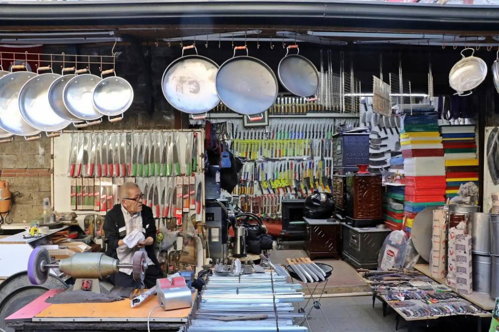 Bıçak bileme ustası mesleğini yaşatıyor, 50-60 bin liraya çırak bulamıyor