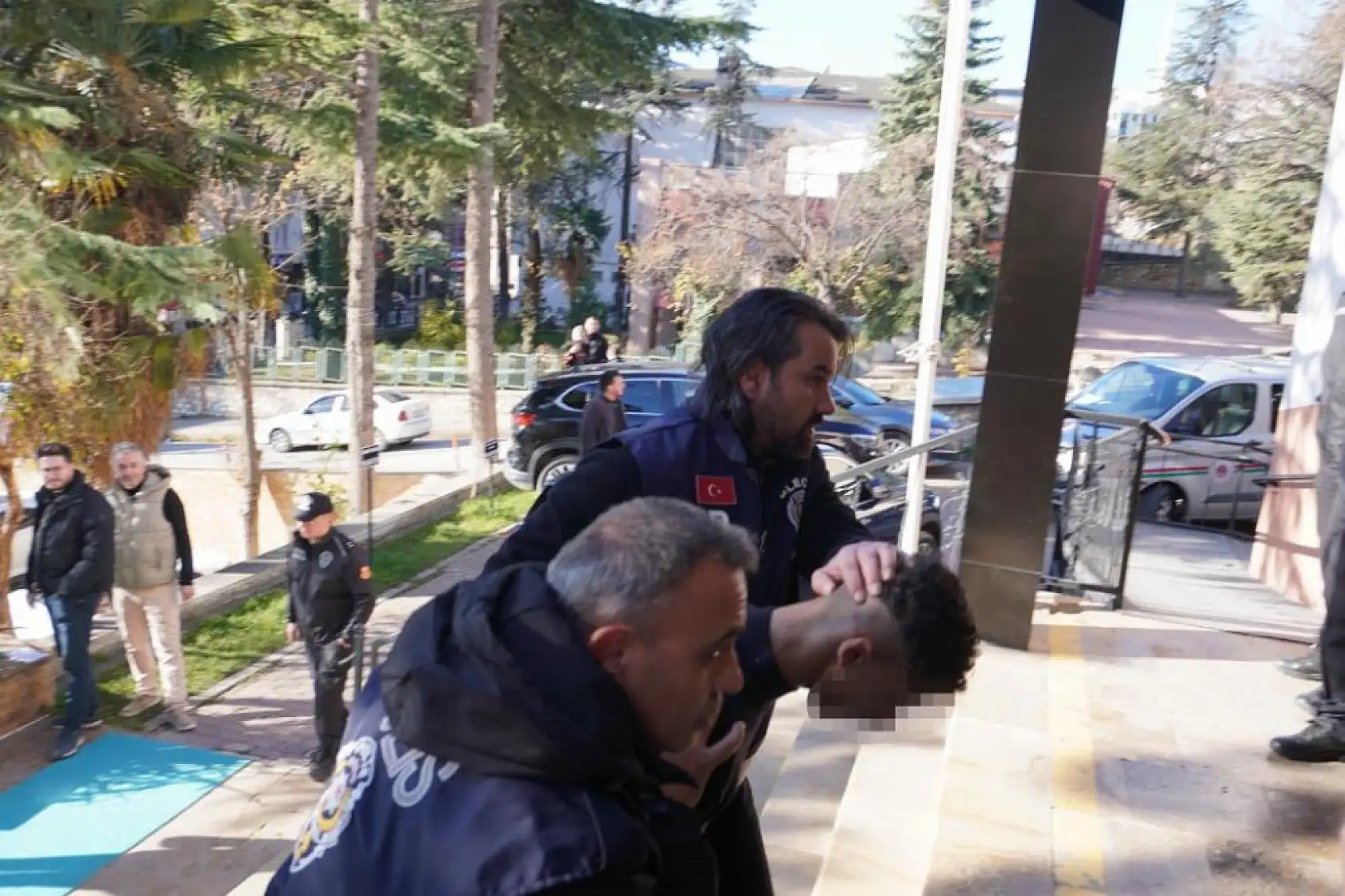 15 gün arayla bir kişiyi bıçakladı, bir kişiyi de öldürdü